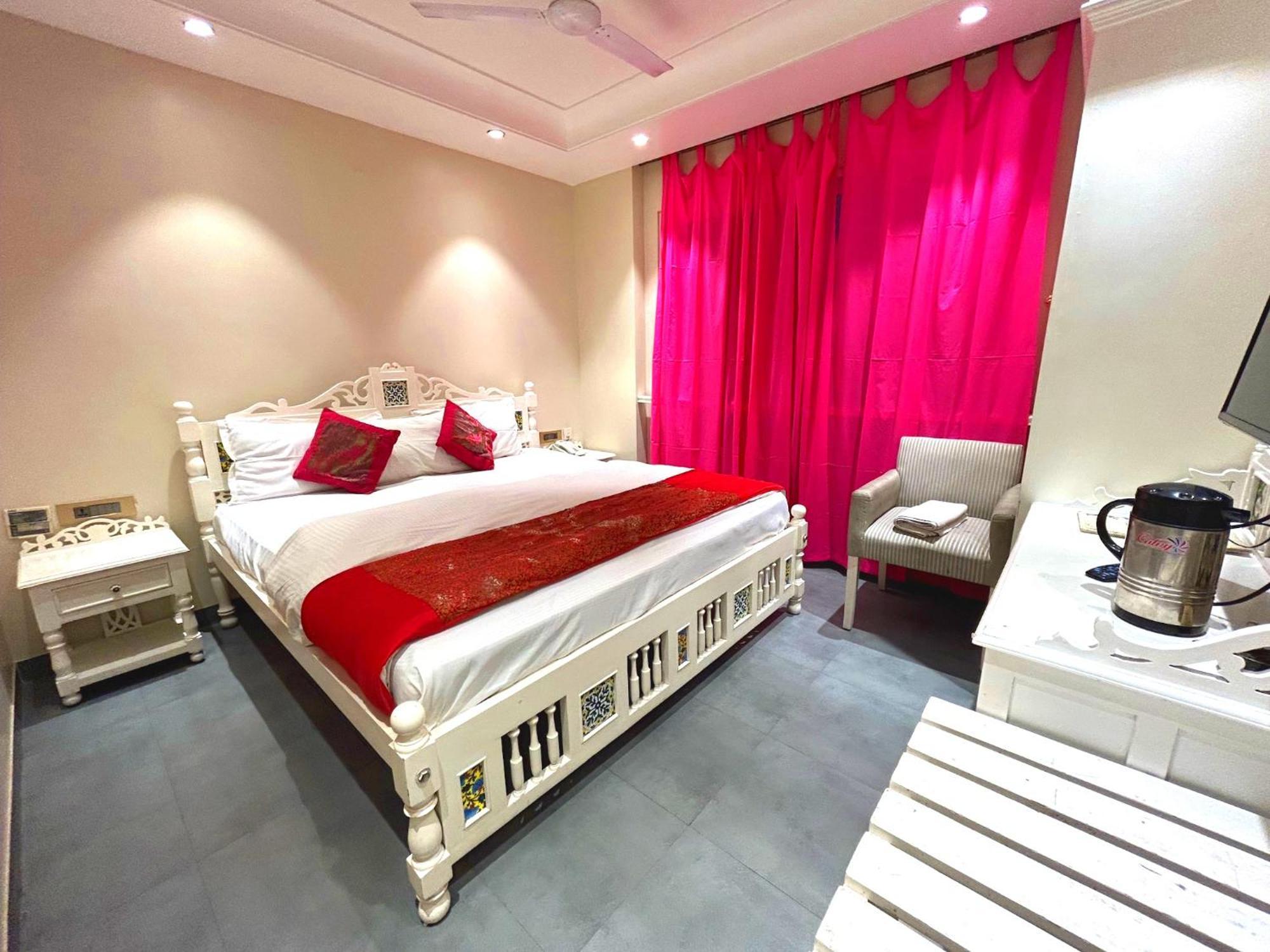 The Pinky Villa - Heritage Boutique Suites Нью-Дели Экстерьер фото