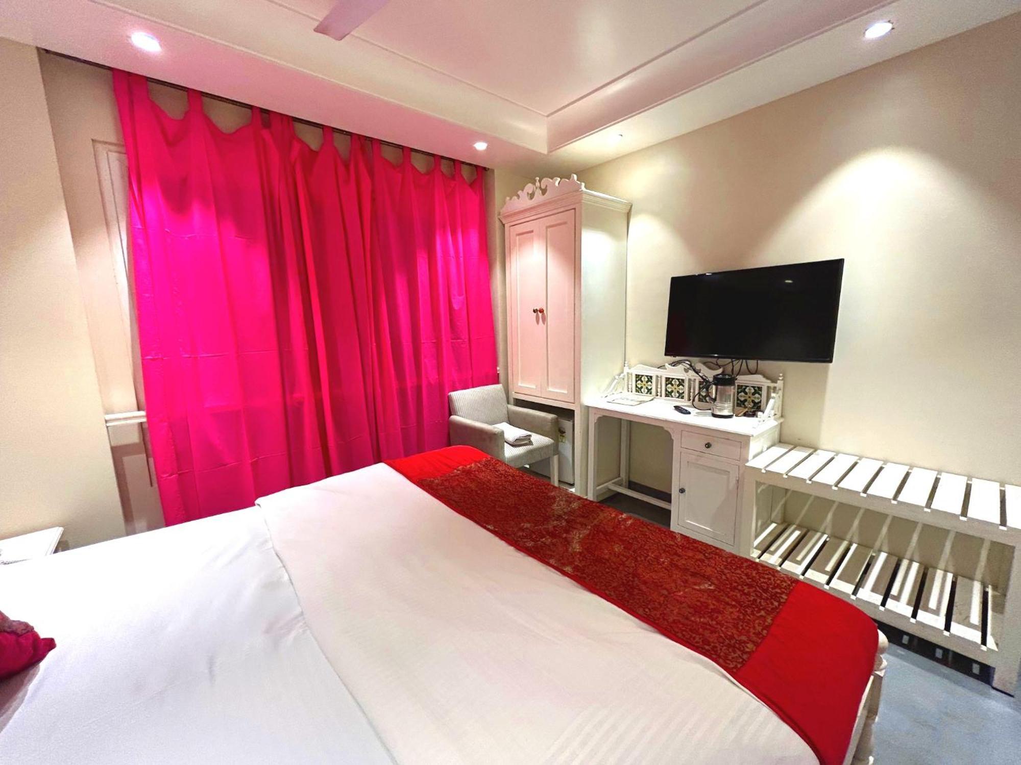 The Pinky Villa - Heritage Boutique Suites Нью-Дели Экстерьер фото