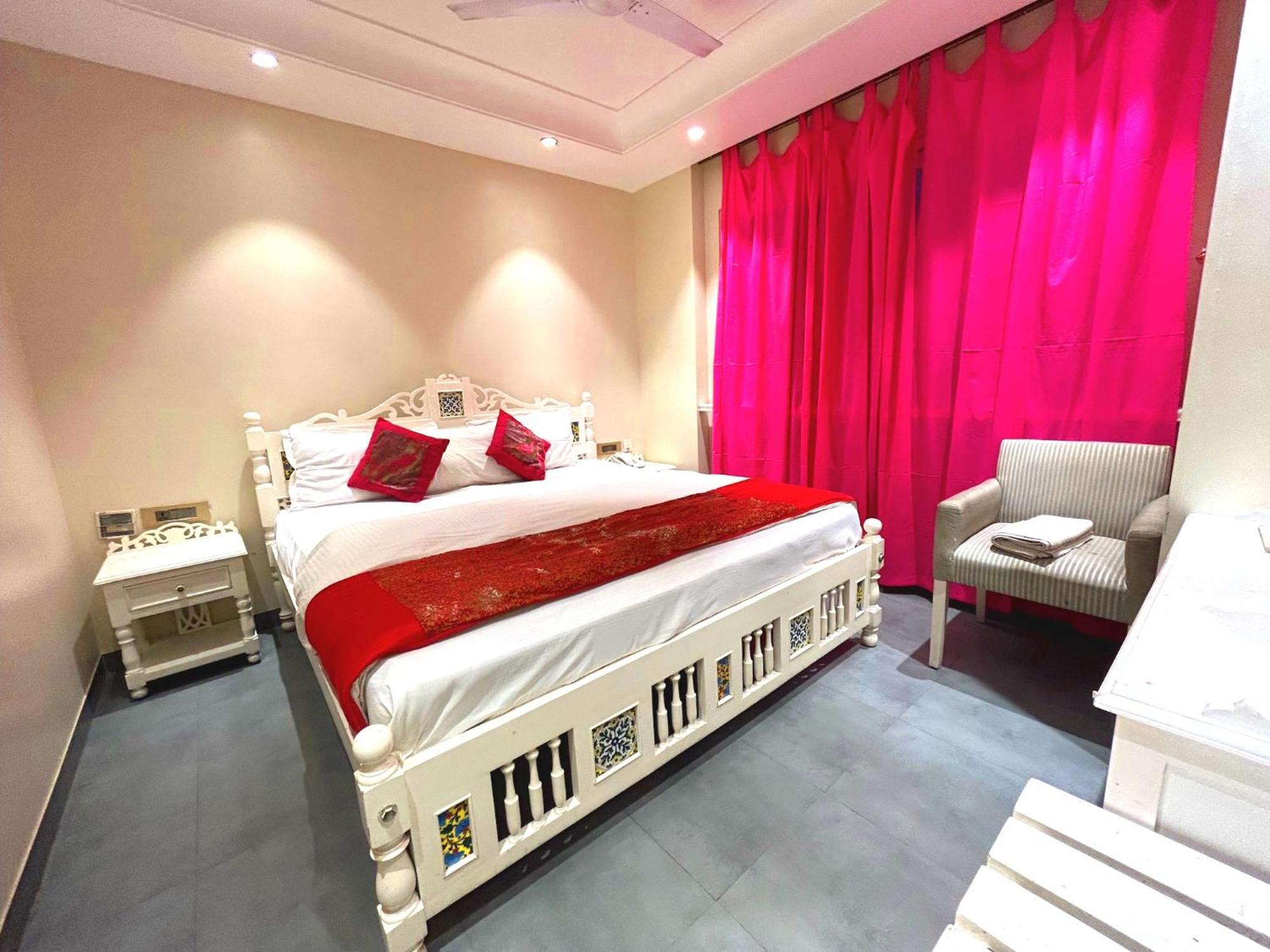 The Pinky Villa - Heritage Boutique Suites Нью-Дели Экстерьер фото
