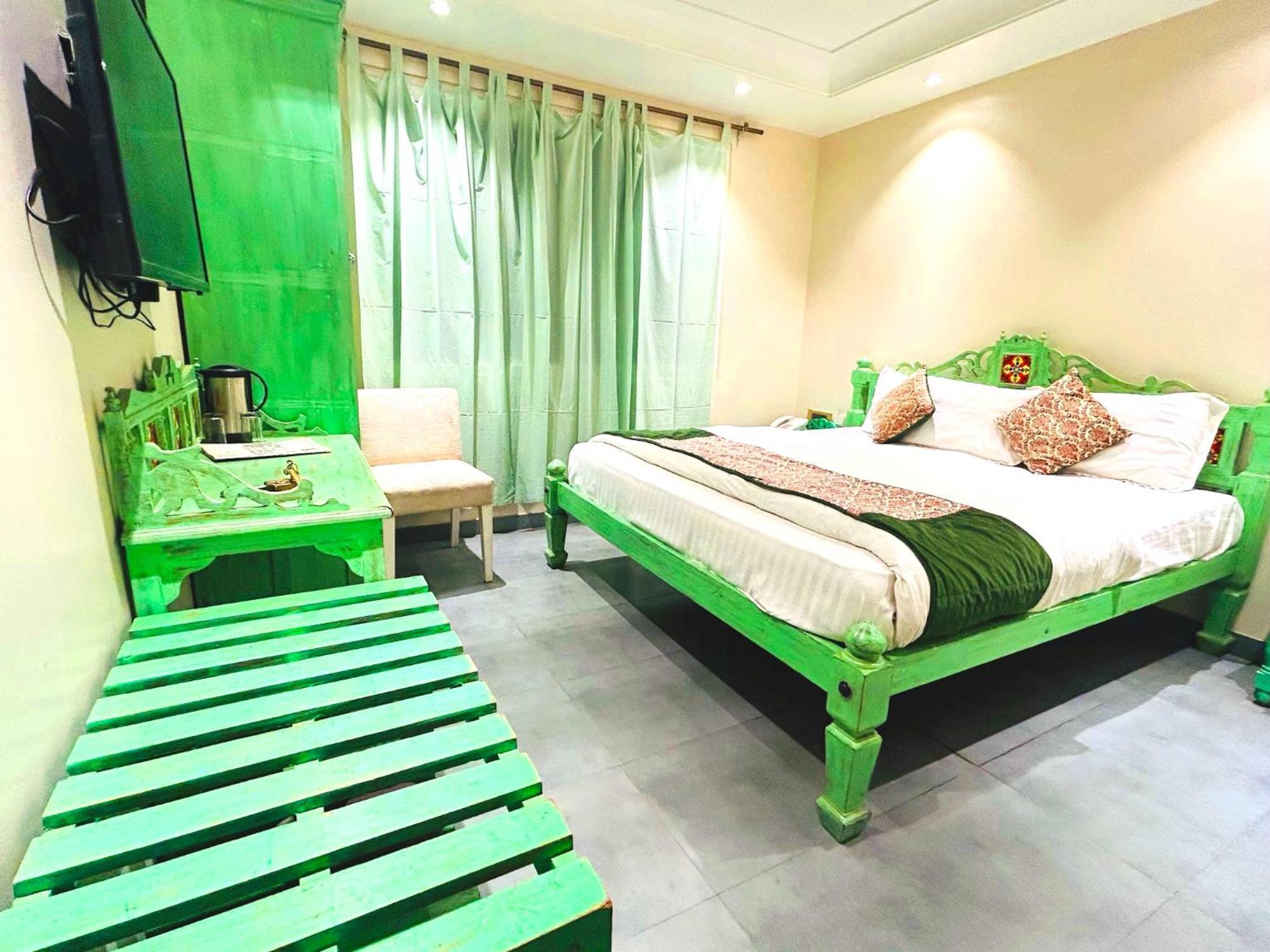 The Pinky Villa - Heritage Boutique Suites Нью-Дели Экстерьер фото