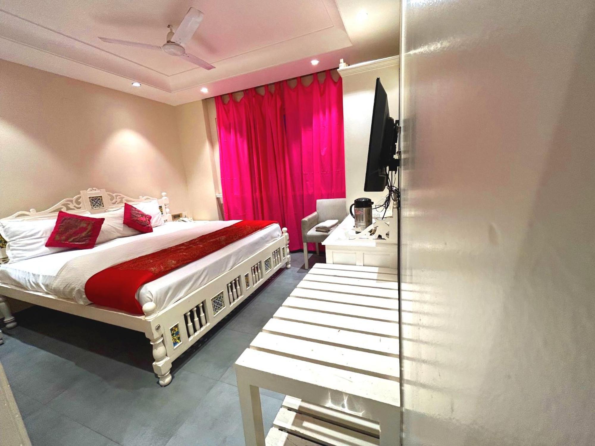 The Pinky Villa - Heritage Boutique Suites Нью-Дели Экстерьер фото