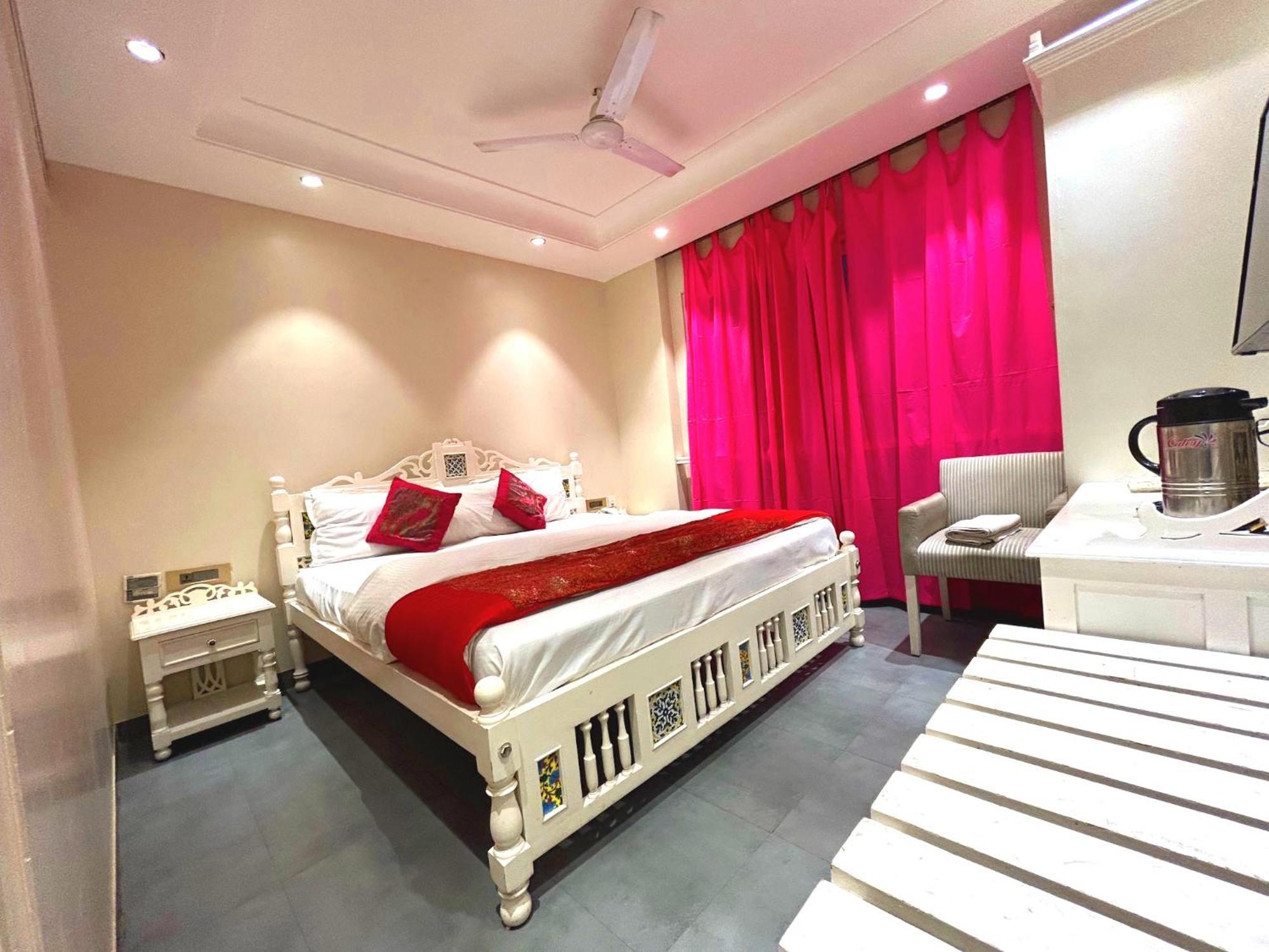 The Pinky Villa - Heritage Boutique Suites Нью-Дели Экстерьер фото